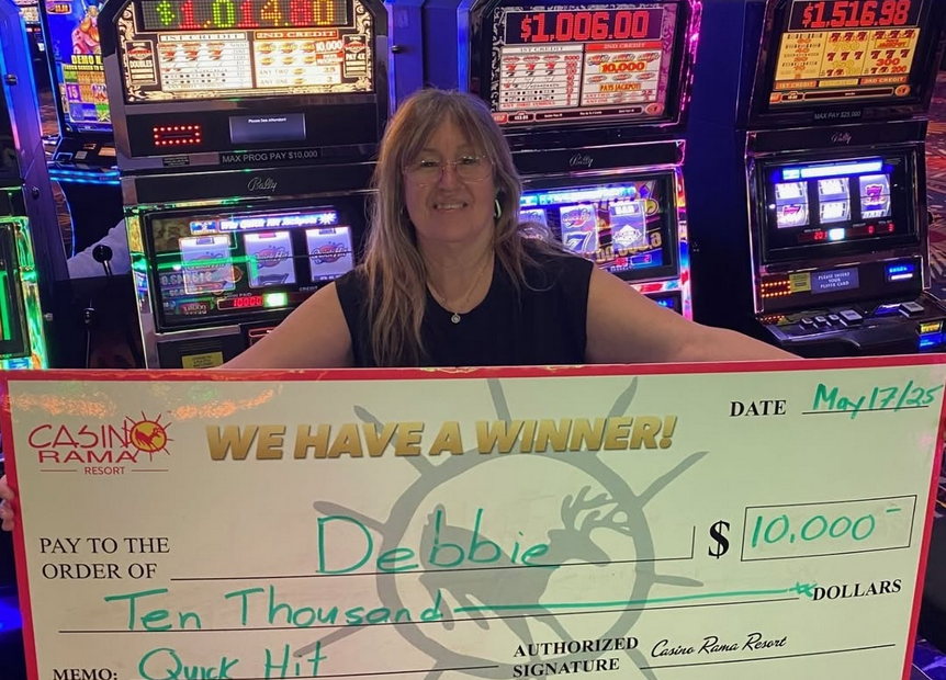 debbie-wins-jackpot-casino-rama - Casino Rama Canada Picture of jackpot winner holding 10000 CAD check
